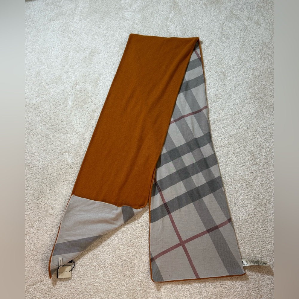 Burberry Men’s Solid to Check Cashmere Scarf - Picture 2 of 7